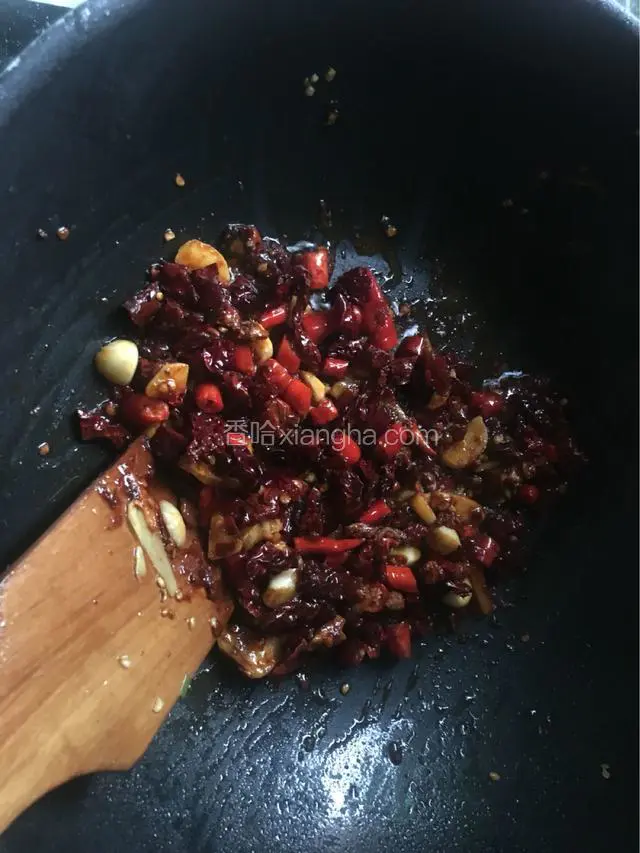 然后加入一勺豆瓣酱
