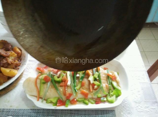 炒锅热油中放点花椒和花生油，油热后把花椒捡出，热油浇到龙利鱼上