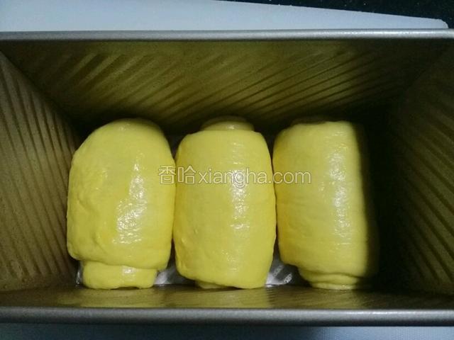 全部卷好放入土司盒