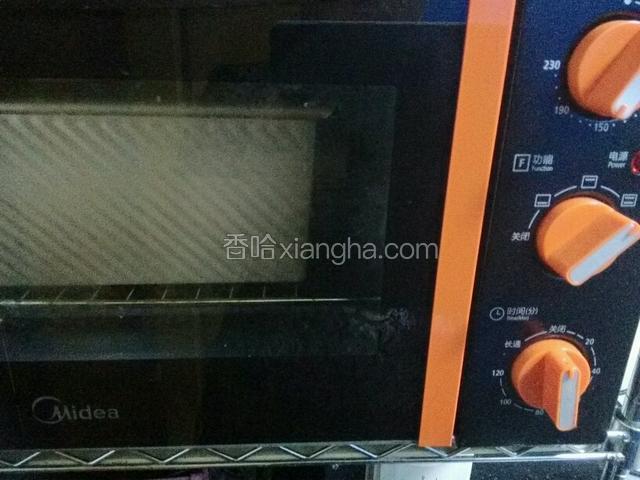入烤箱下层上下火170度35分钟就好了。