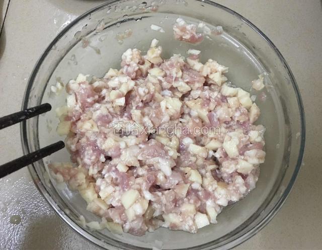 莲藕粒倒入绞肉中搅拌均匀