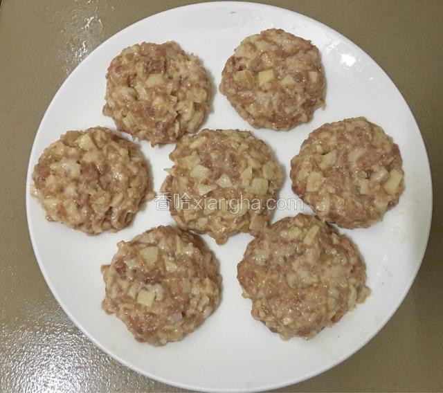 整成球形，再用双手按扁成饼状，备用。