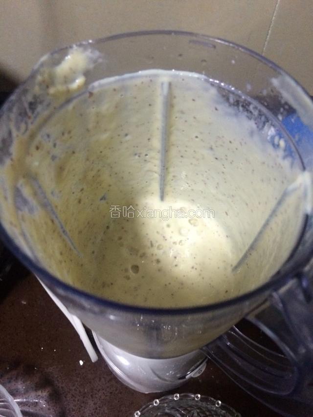 把多的那份倒进榨汁机，倒入适量牛奶开始搅拌，牛奶一定要分几次适量加入，搅拌至糊状即可。
