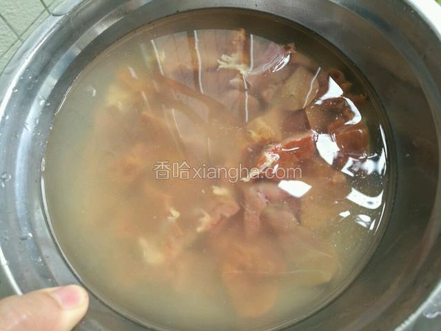 把切好的鸡肝放水里面浸泡半个小时左右，因为动物肝是体内最大的毒物中转站和解毒器官,所以买回的鲜肝不要急于烹调哦。