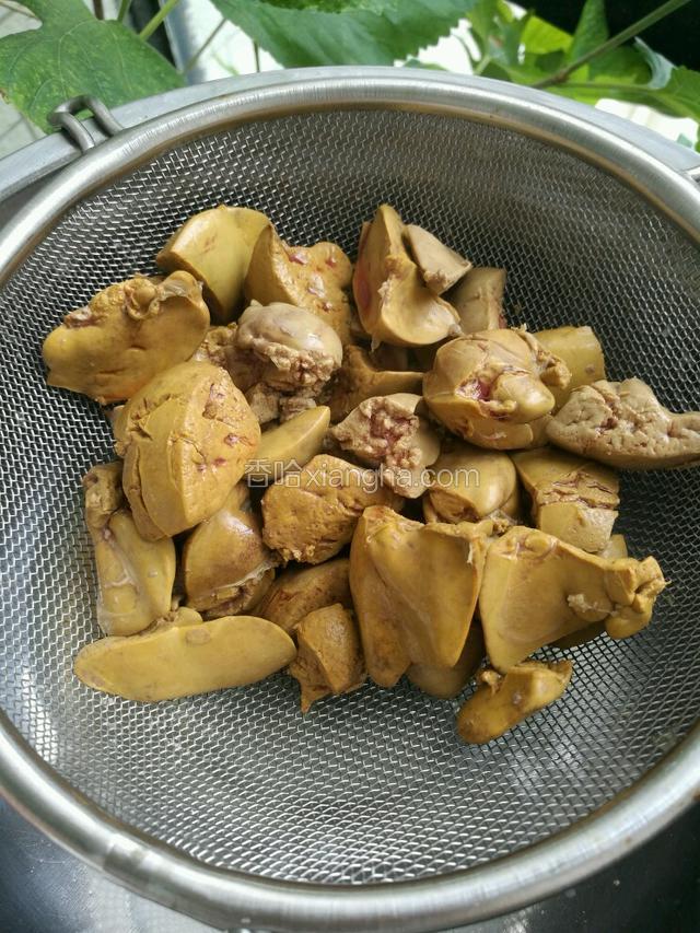 锅里倒入冷水烧开，将鸡肝烫一下迅速捞起
并沥干水份，时间长了鸡肝就容易变老，这一步是为了消除鸡肝的异味。