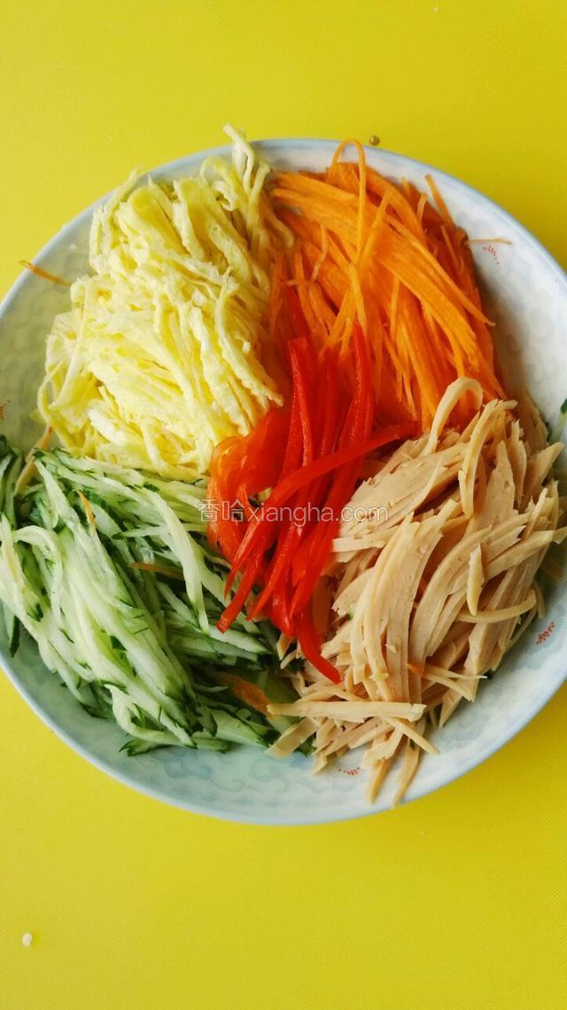 先把配料切成丝，备用！