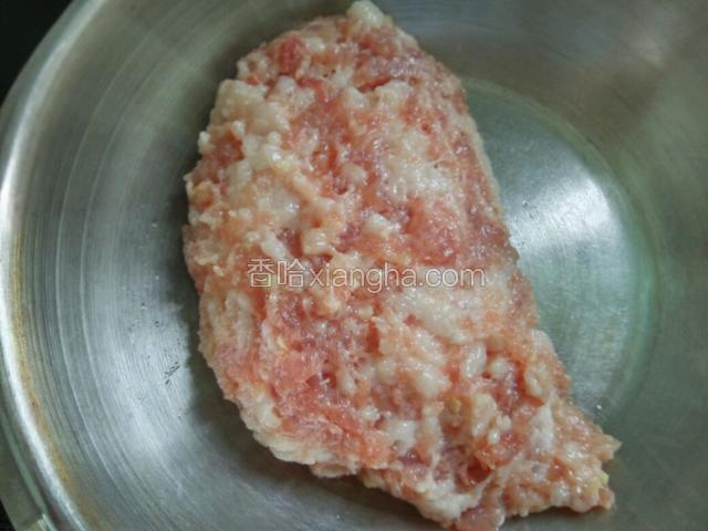 猪肉加入生姜剁成肉糜