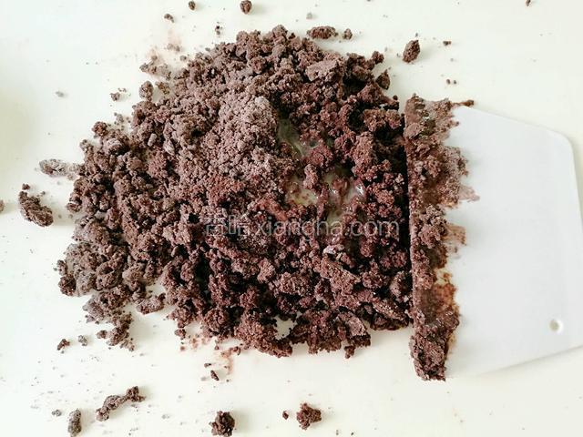 使黄油成为绿豆大小的颗粒混合在面粉里，然后在面粉中间挖个小坑，将打散的鸡蛋倒入。