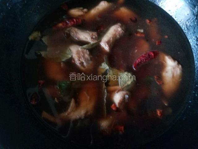 中火烧开锅，小火开炖