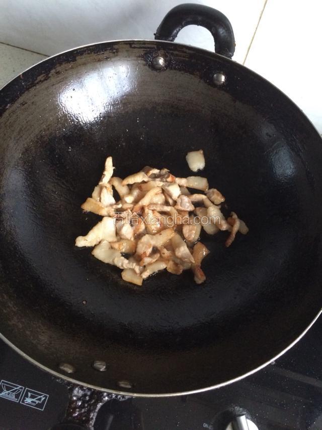 五花肉切片放锅里小火慢煎，煎出油（五花肉选肥一点的）