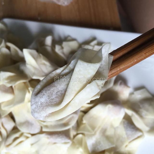 拿筷子的手跟左手是按相反方向扭出褶皱