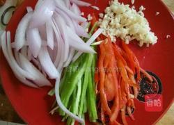 洋葱拌木耳的做法图解3