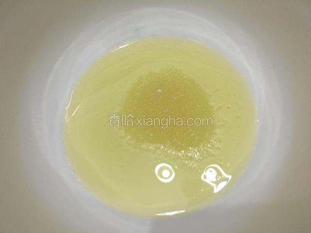 橄榄油加入白糖拌匀