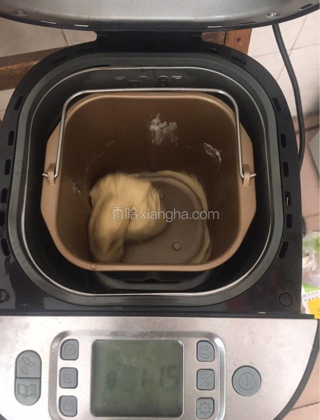 除黄油外依次放入温开水，淡奶油，盐，糖，鸡蛋高粉，低粉，酵母，泡打粉，按面包机发面键，时常为一个半小时，启动5分钟揉面后加入自然融化的黄油
