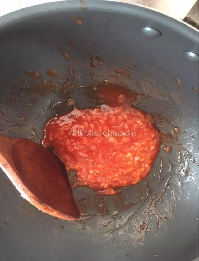 将酱汁类材料煮成汁～