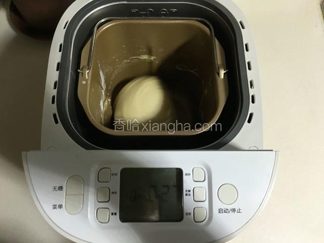 启动面包机揉面程序30分钟；