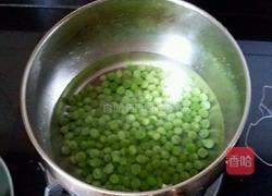 豌豆炒香肠的做法图解1