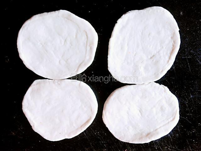 把切好的面团用擀面杖擀成圆形的饼状。