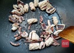 快手鱿鱼炒韭菜的做法图解4