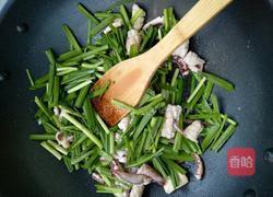 快手鱿鱼炒韭菜的做法图解5