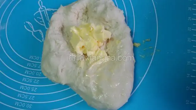 加黄油揉去薄膜，很要力的活，手脏没拍。