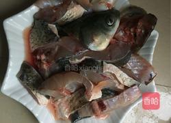 鱼块炒毛豆的做法图解1