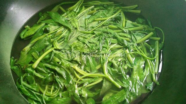 空心菜煮至水开两分钟就可以捞起来