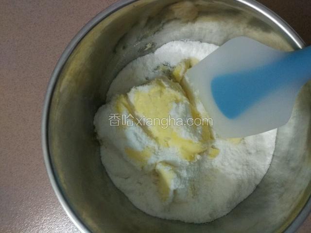 提前融化黄油，加入盐和糖粉拌均匀，糖粉我是用料理机打的