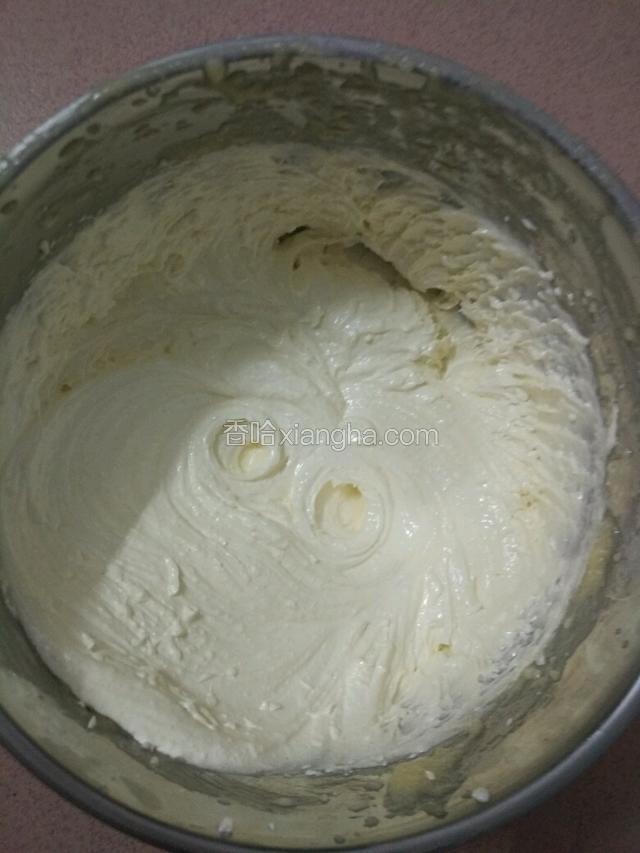 拌匀再用电动打蛋器把黄油打发至有些乳白