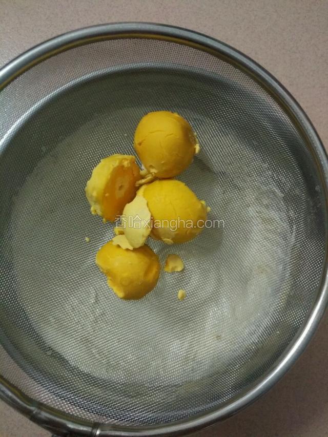 筛入熟蛋黄，蛋黄提前煮好剥去蛋白