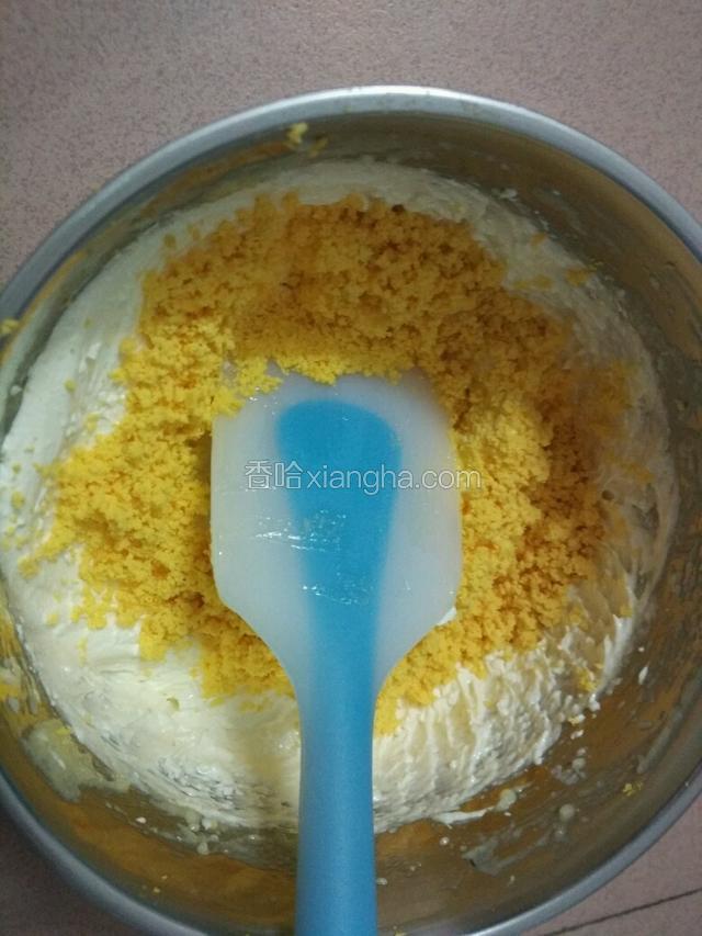 筛入蛋黄后拌均匀