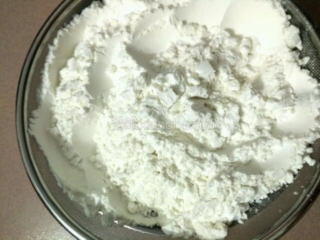低筋面粉和玉米淀粉混合后再筛入步骤5去
