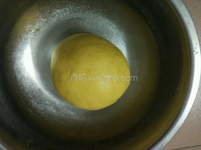 用硅胶棒翻拌均匀，再用手揉成团，用保鲜膜盖住放入冰箱冷藏一小时
