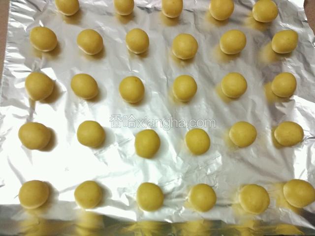 拿出来用手揉成10克左右的小丸子，此时烤箱180℃预热