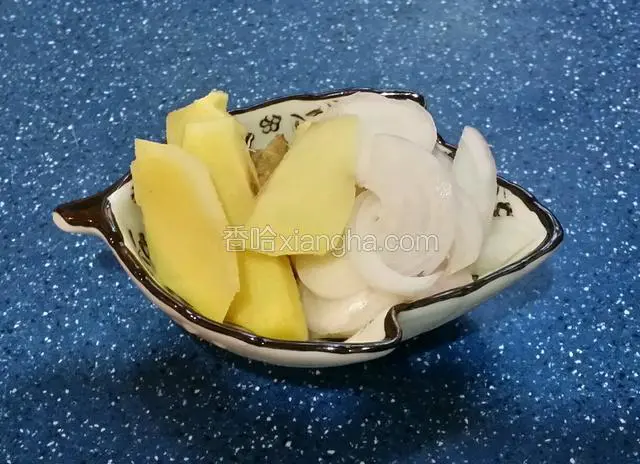 薑去皮洗淨切片~乾蔥去衣洗淨切片