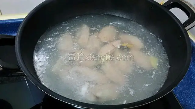 雞翅連同冷水放入鍋~水沸轉中火燒兩分鐘