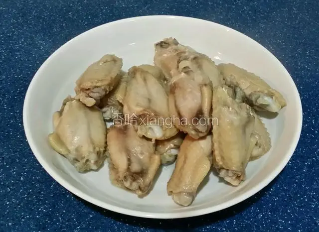 撈起雞翅~用清水冲下~接著抹幹水份