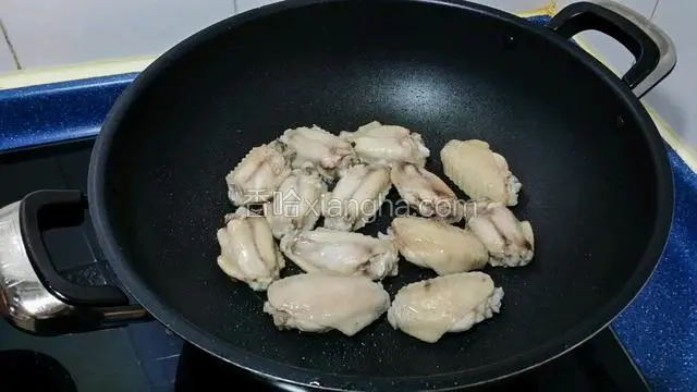 放入雞翅~中火煎烤