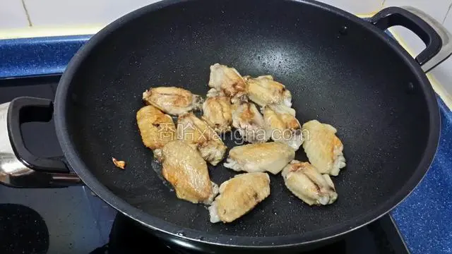 煎到雞翅轉金黃色~翻另一邊煎烤