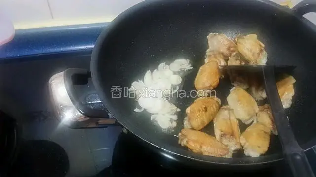 鷄翅煎到兩邊金黃色~放入幹蔥爆香~
