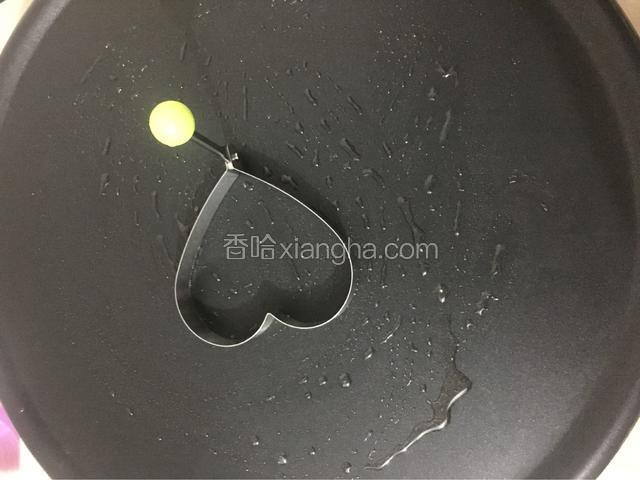 平底锅先预热然后刷适量油，煎饼模具也先刷油