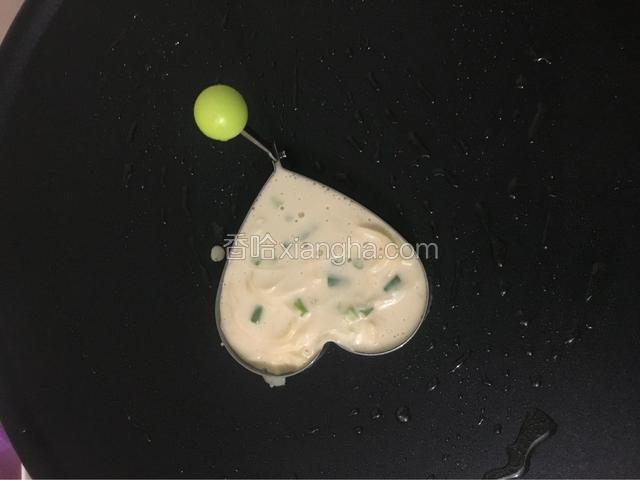 用勺子把面粉液加入到模具中