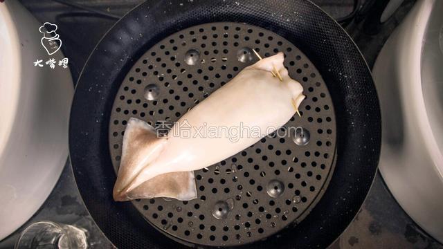 将缝好的鱿鱼包放入蒸锅内，大约蒸五分钟即可。(螺蛳粉已熟透，鱿鱼易熟)