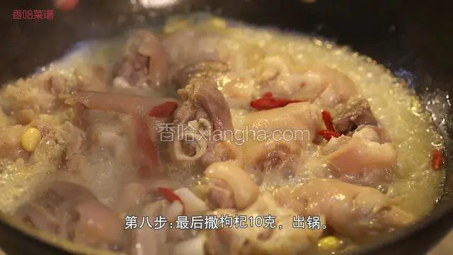 最后撒上枸杞10克，就可以出锅啦~~！
