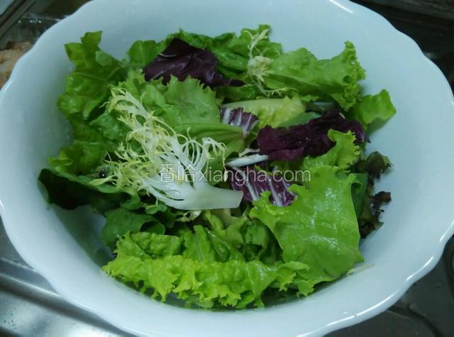 準備沙律菜，凍水洗乾淨，再用飲用純淨水過洗，瀝乾水備用