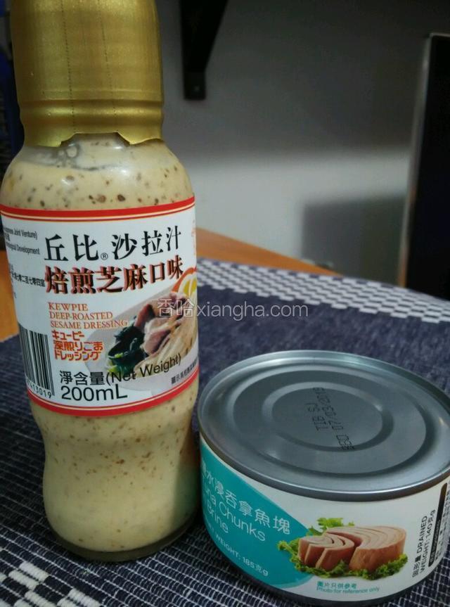 準備沙律汁，罐頭吞拿魚