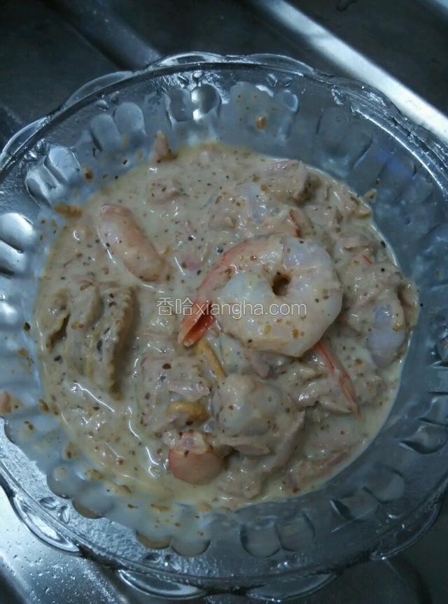 吞拿魚用匙羹壓碎，把扇貝，蝦仁，沙律汁加入碗中攪拌均勻