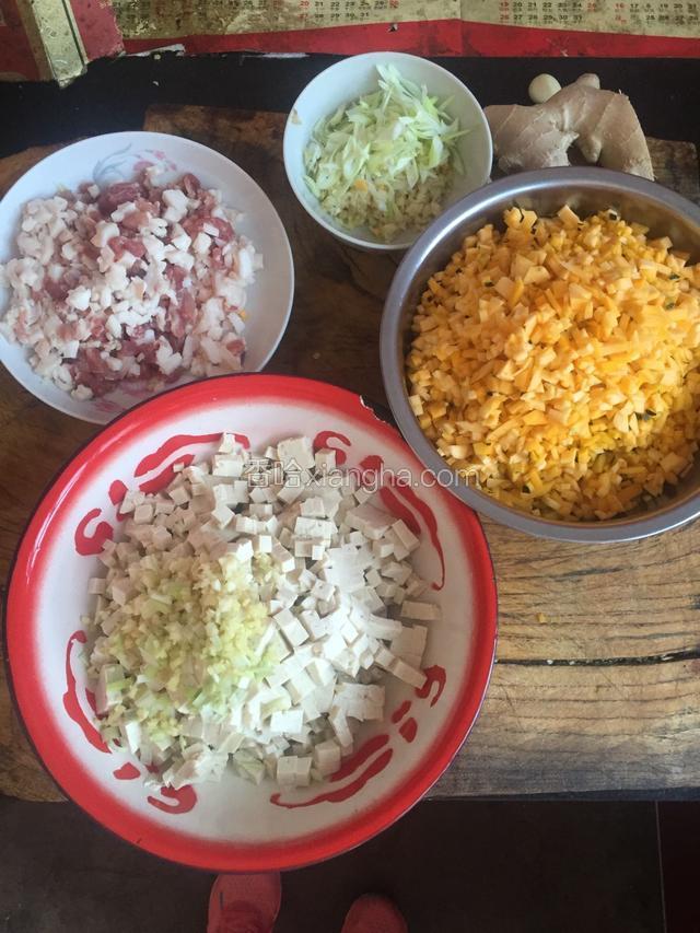 先准备好各种材料，都切丁。