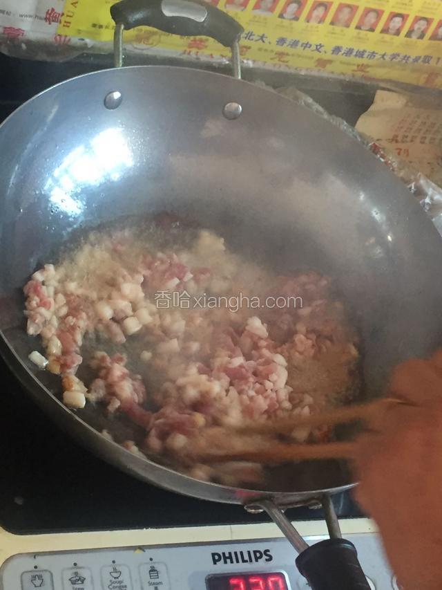 锅中倒入花生油预热，先把肉放进去，翻两翻，颜色发黄。