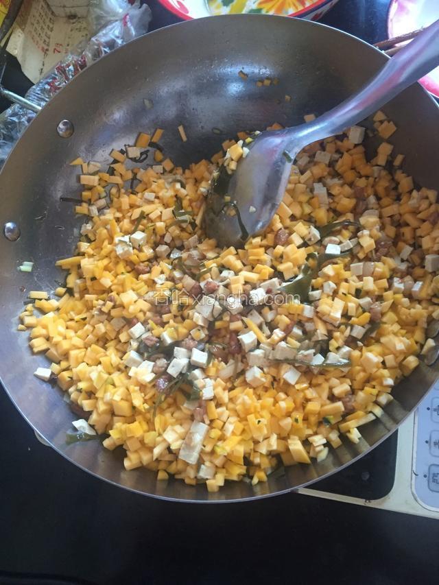 再把切好的丁以及丝都放入一起翻炒，炒熟即可。如果有肉汤就倒入一些肉汤，没过菜，大火煮开，煮熟。此时倒入酱油上色。没肉汤就到白开水也行。